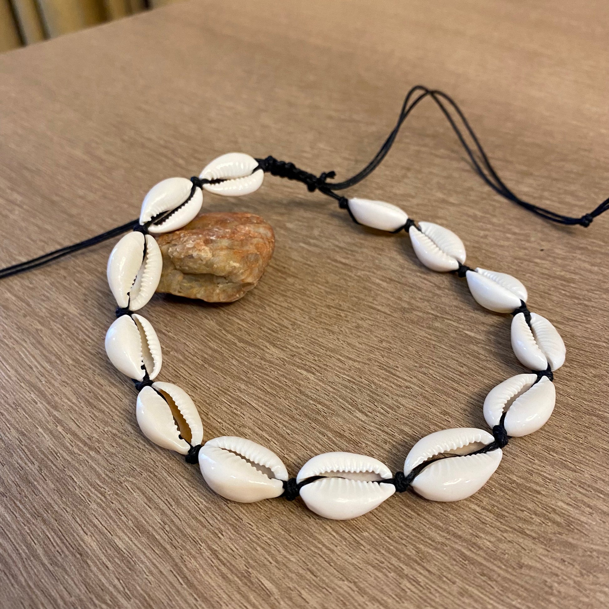 Shell necklace online black string